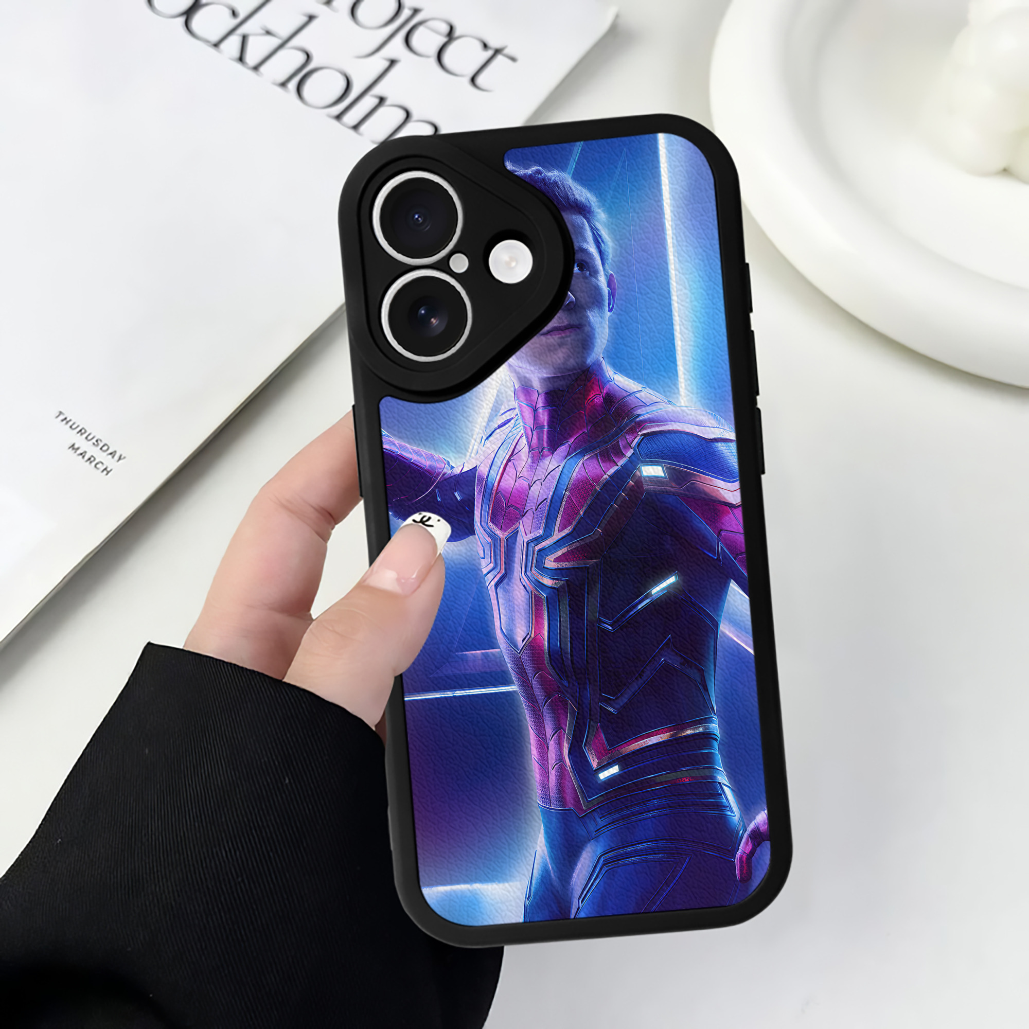 （画像用） アベンジャーズ The Avengers 【iPhone 16シリーズ対応】シリコンスマホケース（レザー調） 材質：シリコン